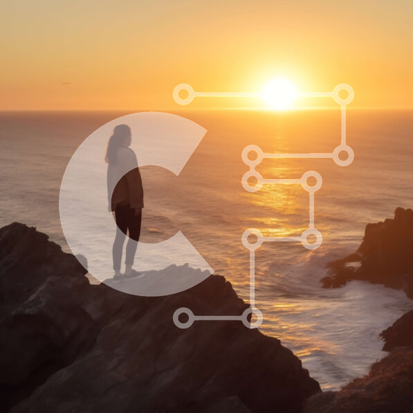 Intra Συλλεκτικό Ξύλινο Παζλ Plywood  4mm - Εκπληκτική εικόνα γυναίκας που στέκεται στον γκρεμό με θέα στον ωκεανό στο ηλιοβασίλεμα Σε Ξύλινο Κουτί - Διαστάσεις: 10x10 cm – 25 κομμάτια