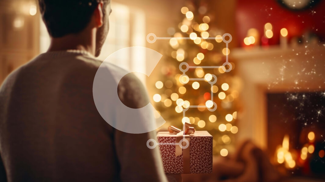 Intra Συλλεκτικό Ξύλινο Παζλ Plywood  4mm - Άνδρας που γιορτάζει την περίοδο των διακοπών με ένα δώρο μπροστά από ένα φωτισμένο τζάκι Σε Ξύλινο Κουτί - Διαστάσεις: 10x10 cm – 25 κομμάτια