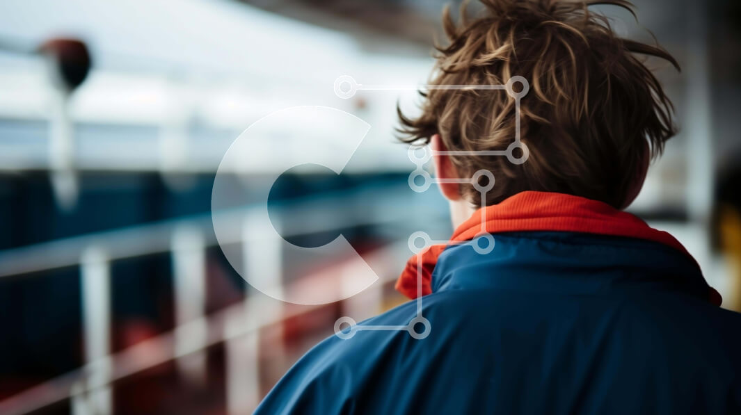 Intra Συλλεκτικό Ξύλινο Παζλ Plywood  4mm - Άτομο στο κατάστρωμα του ωκεανοφόρα πλοίου Σε Ξύλινο Κουτί - Διαστάσεις Puzzle: 10x10 cm – 25 κομμάτια