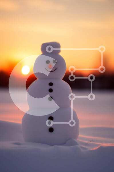 Intra Συλλεκτικό Ξύλινο Παζλ Plywood  4mm - Χιονάνθρωπος που στέκεται στο χιόνι στο ηλιοβασίλεμα Σε Ξύλινο Κουτί - Διαστάσεις Puzzle: 10x10 cm – 25 κομμάτια