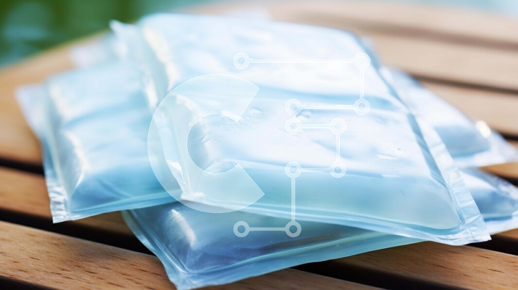 Intra Συλλεκτικό Ξύλινο Παζλ Plywood  4mm - Πλαστικές σακούλες γεμάτες με παγάκια σε ξύλινο τραπέζι Σε Ξύλινο Κουτί - Διαστάσεις Puzzle: 10x10 cm – 25 κομμάτια