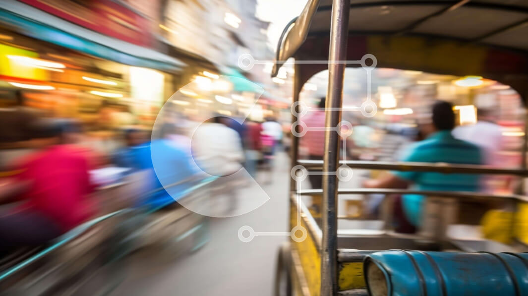 Intra Συλλεκτικό Ξύλινο Παζλ Plywood  4mm - Πολυσύχναστος δρόμος σε μια αστική περιοχή με ανθρώπους και οχήματα Σε Ξύλινο Κουτί - Διαστάσεις Puzzle: 10x10 cm – 25 κομμάτια