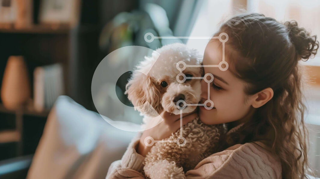 Intra Συλλεκτικό Ξύλινο Παζλ Plywood  4mm - Νεαρή γυναίκα που αγκαλιάζει το σκυλί της στον καναπέ Σε Ξύλινο Κουτί - Διαστάσεις Puzzle: 10x10 cm – 25 κομμάτια