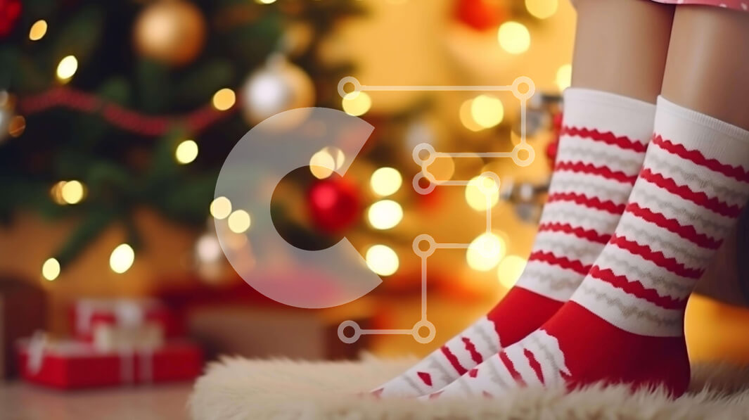 Intra Συλλεκτικό Ξύλινο Παζλ Plywood  4mm - Γυναίκα που κάθεται δίπλα στο χριστουγεννιάτικο δέντρο με κόκκινες και άσπρες κάλτσες Σε Ξύλινο Κουτί - Διαστάσεις: 10x10 cm – 25 κομμάτια