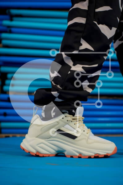 Intra Συλλεκτικό Ξύλινο Παζλ Plywood  4mm - Άτομο που φορά αθλητικά παπούτσια με σχέδια camo δίπλα σε σανίδες του σερφ σε μπλε σανίδες Σε Ξύλινο Κουτί - Διαστάσεις Puzzle: 10x10 cm – 25 κομμάτια