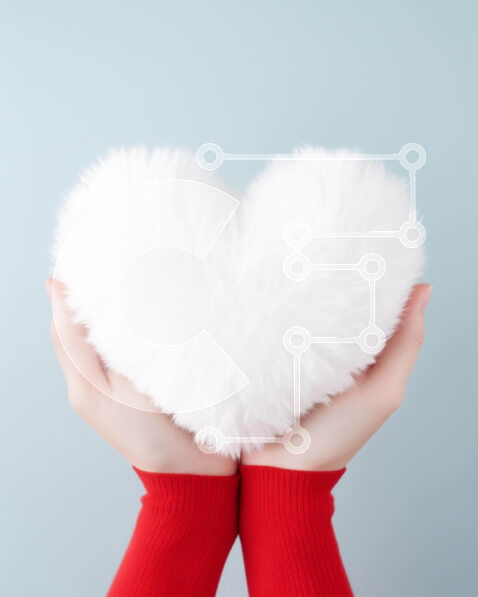 Intra Συλλεκτικό Ξύλινο Παζλ Plywood  4mm - Χέρια που κρατούν λευκό χνουδωτό μαξιλάρι σε σχήμα καρδιάς Σε Ξύλινο Κουτί - Διαστάσεις Puzzle: 10x10 cm – 25 κομμάτια