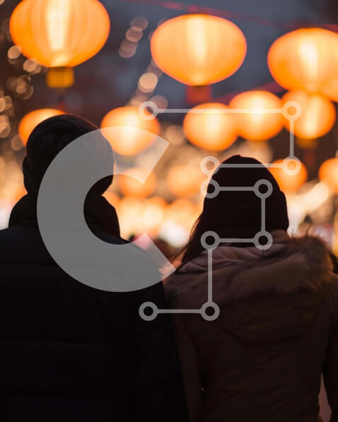 Intra Συλλεκτικό Ξύλινο Παζλ Plywood  4mm - Ζευγάρι που περπατά κάτω από τα φανάρια τη νύχτα Σε Ξύλινο Κουτί - Διαστάσεις Puzzle: 10x10 cm – 25 κομμάτια