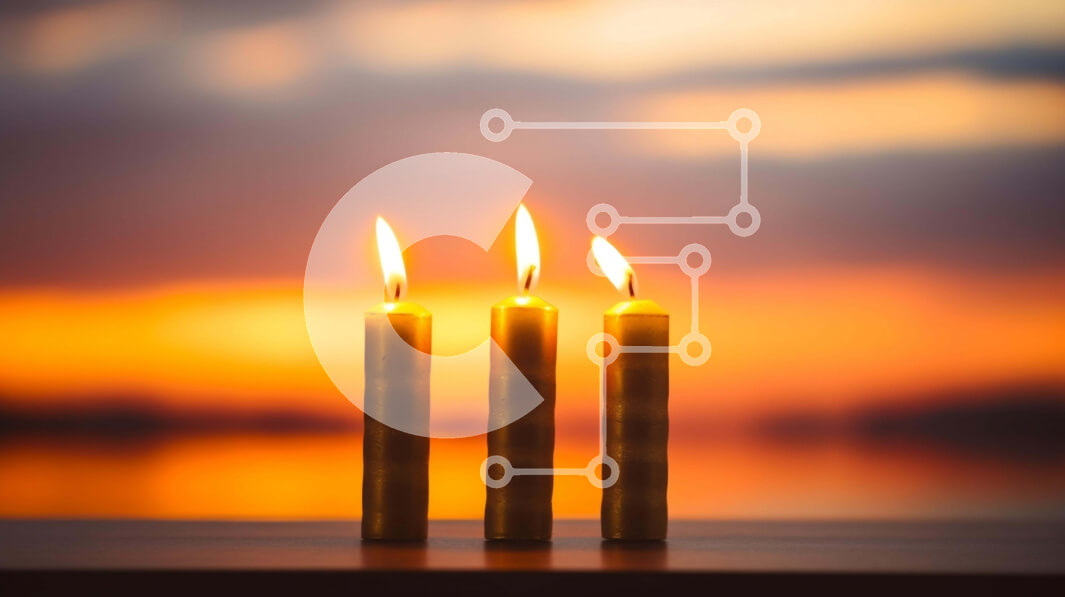 Intra Συλλεκτικό Ξύλινο Παζλ Plywood  4mm - Τρία αναμμένα κεριά σε ένα τραπέζι μπροστά από ένα ηλιοβασίλεμα Σε Ξύλινο Κουτί - Διαστάσεις Puzzle: 10x10 cm – 25 κομμάτια