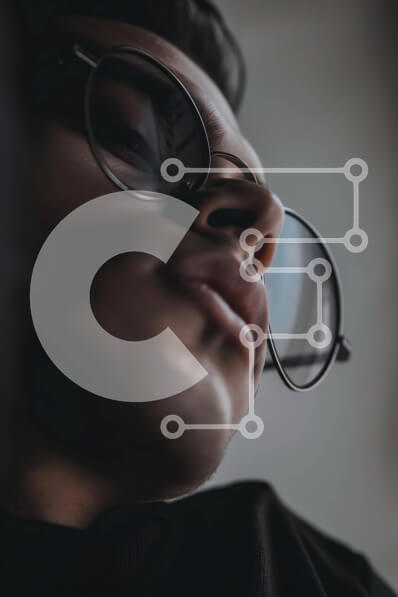 Intra Συλλεκτικό Ξύλινο Παζλ Plywood  4mm - Άνθρωπος με γυαλιά που κοιτάζει μακριά από την κάμερα Σε Ξύλινο Κουτί - Διαστάσεις Puzzle: 10x10 cm – 25 κομμάτια