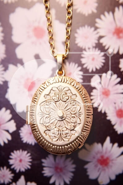 Intra Συλλεκτικό Ξύλινο Παζλ Plywood  4mm - Χρυσό κολιέ με λουλούδια σε ροζ και άσπρο λουλούδι Σε Ξύλινο Κουτί - Διαστάσεις Puzzle: 10x10 cm – 25 κομμάτια