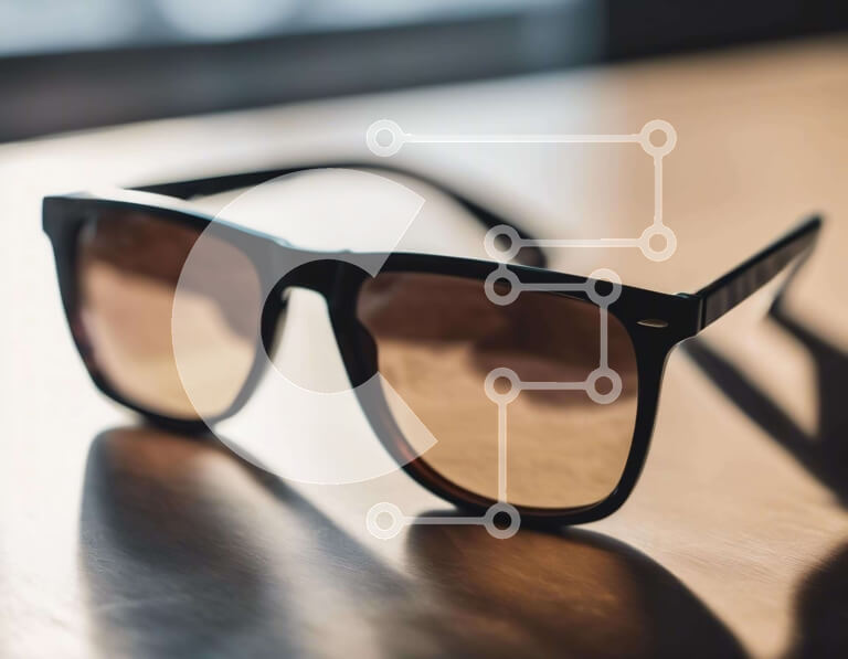 Intra Συλλεκτικό Ξύλινο Παζλ Plywood  4mm - Κομψά σκούρα καφέ γυαλιά ηλίου σε ξύλινο τραπέζι Σε Ξύλινο Κουτί - Διαστάσεις Puzzle: 10x10 cm – 25 κομμάτια