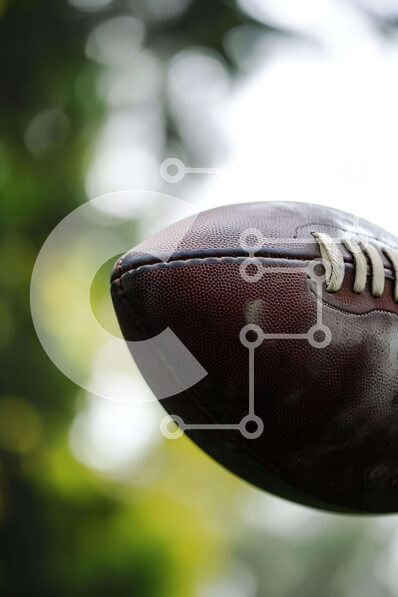 Intra Συλλεκτικό Ξύλινο Παζλ Plywood  4mm - Φθαρμένη μπάλα ποδοσφαίρου σε φυσικό περιβάλλον Σε Ξύλινο Κουτί - Διαστάσεις Puzzle: 10x10 cm – 25 κομμάτια