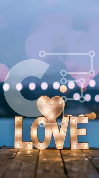 Intra Συλλεκτικό Ξύλινο Παζλ Plywood  4mm - Ρομαντική πινακίδα αγάπης σε ξύλινο τραπέζι με φωτισμένα γράμματα Σε Ξύλινο Κουτί - Διαστάσεις Puzzle: 10x10 cm – 25 κομμάτια