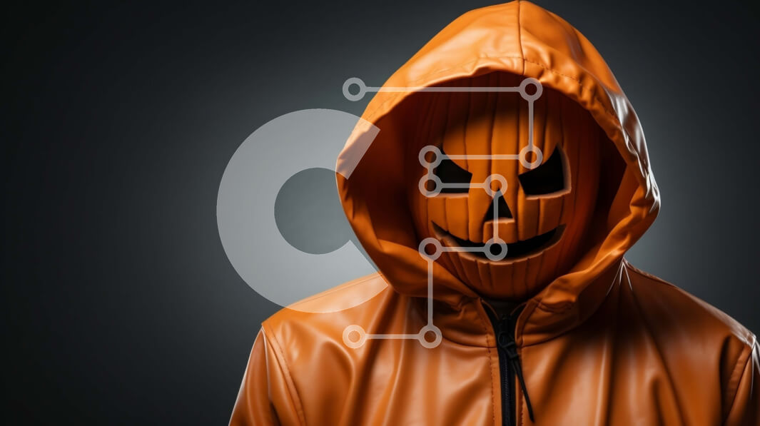 Intra Συλλεκτικό Ξύλινο Παζλ Plywood  4mm - Άτομο με πορτοκαλί αδιάβροχο Jack-o'-lantern που στέκεται σε σκοτεινό φόντο Σε Ξύλινο Κουτί - Διαστάσεις Puzzle: 10x10 cm – 25 κομμάτια