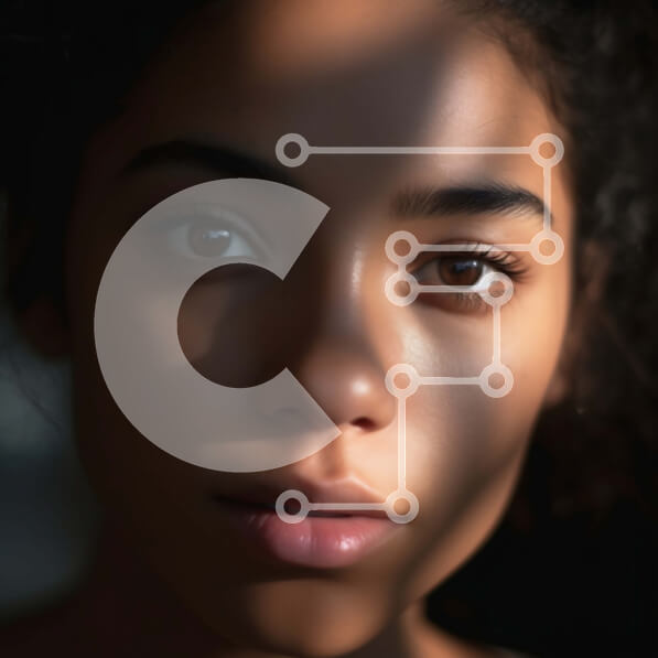 Intra Συλλεκτικό Ξύλινο Παζλ Plywood  4mm - Σοβαρό πορτρέτο μιας νεαρής γυναίκας με σκούρο δέρμα και σγουρά μαλλιά Σε Ξύλινο Κουτί - Διαστάσεις Puzzle: 10x10 cm – 25 κομμάτια