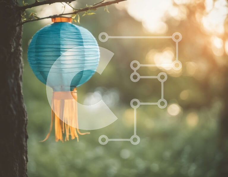 Intra Συλλεκτικό Ξύλινο Παζλ Plywood  4mm - Μπλε χάρτινο φανάρι σε ένα πράσινο δάσος Σε Ξύλινο Κουτί - Διαστάσεις: 10x10 cm – 25 κομμάτια