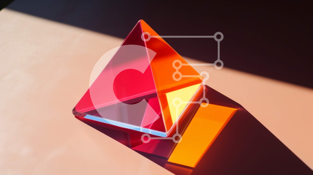 Intra Συλλεκτικό Ξύλινο Παζλ Plywood  4mm - Πολύχρωμο τριγωνικό γυάλινο γλυπτό σε πορτοκαλί τραπέζι Σε Ξύλινο Κουτί - Διαστάσεις Puzzle: 10x10 cm – 25 κομμάτια