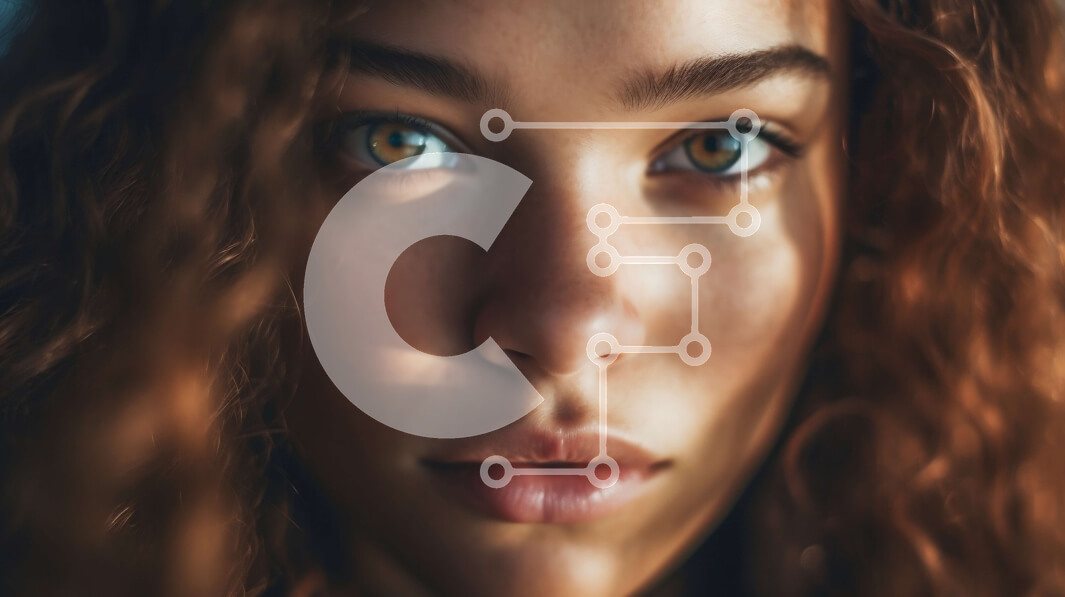 Intra Συλλεκτικό Ξύλινο Παζλ Plywood  4mm - Σοβαρή νεαρή γυναίκα με σγουρά μαλλιά και καστανά μάτια Σε Ξύλινο Κουτί - Διαστάσεις Puzzle: 10x10 cm – 25 κομμάτια