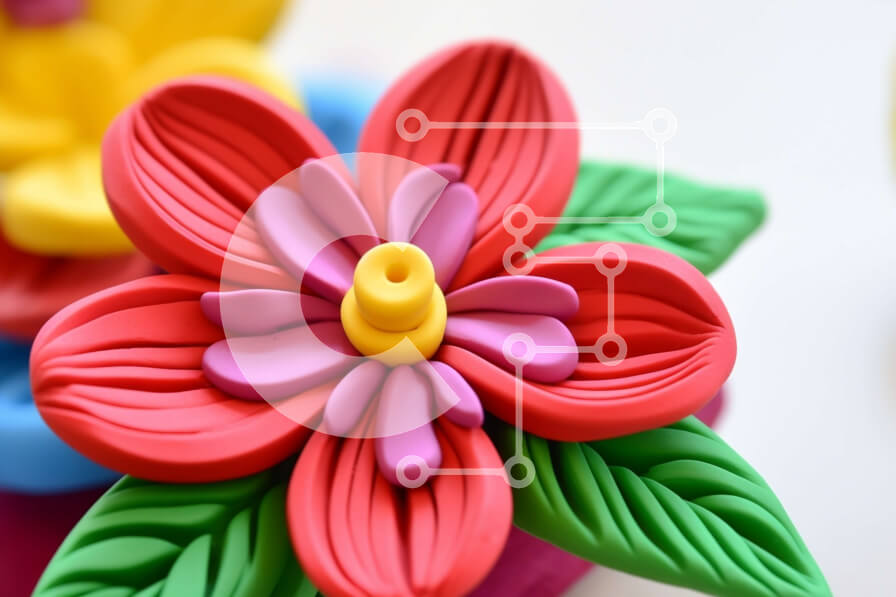 Intra Συλλεκτικό Ξύλινο Παζλ Plywood  4mm - Κοντινό πλάνο πολύχρωμων ειδωλίων λουλουδιών από πολυμερή πηλό Σε Ξύλινο Κουτί - Διαστάσεις Puzzle: 10x10 cm – 25 κομμάτια