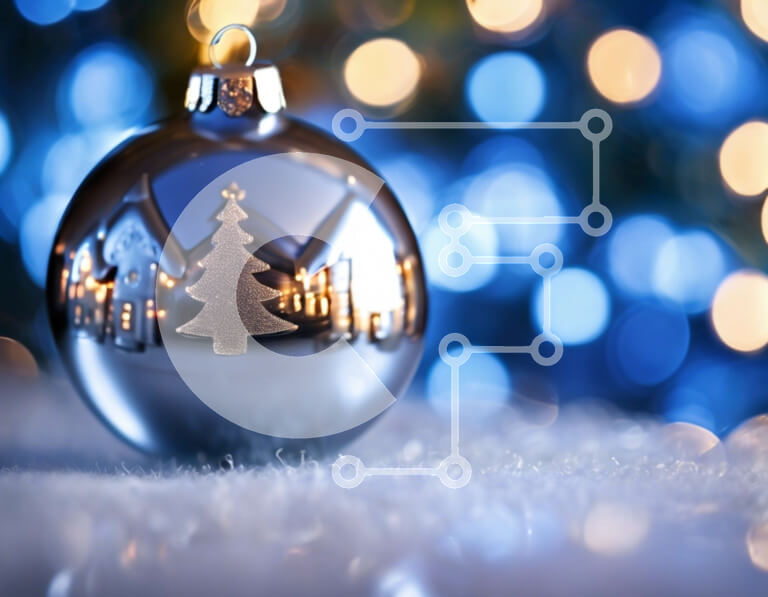 Intra Συλλεκτικό Ξύλινο Παζλ Plywood  4mm - Ασημένια χριστουγεννιάτικη μπάλα στο χιόνι με μπλε φώτα Bokeh Σε Ξύλινο Κουτί - Διαστάσεις: 10x10 cm – 25 κομμάτια