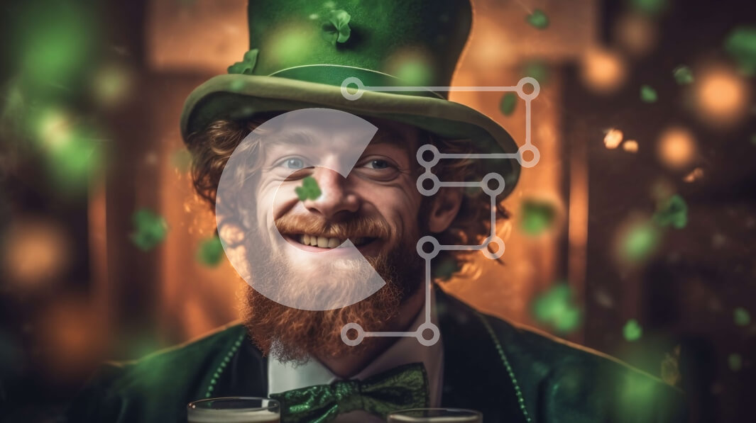 Σετ των 2 Intra Συλλεκτικό Ξύλινο Παζλ Plywood  4mm - Ευτυχισμένος άντρας με ποτήρια μπύρας σε τριφύλλι πουκάμισο και πράσινο καπέλο Σε Ξύλινο Κουτί - Διαστάσεις: 10x10 cm – 25 κομμάτια