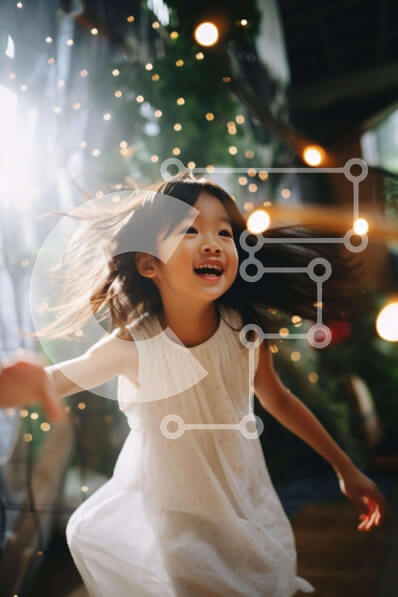 Intra Συλλεκτικό Ξύλινο Παζλ Plywood  4mm - Νεαρό κορίτσι που τρέχει με χριστουγεννιάτικα φώτα στο φόντο Σε Ξύλινο Κουτί - Διαστάσεις Puzzle: 10x10 cm – 25 κομμάτια