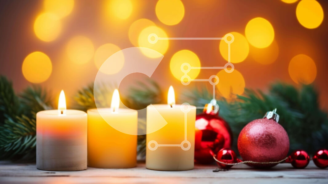 Intra Συλλεκτικό Ξύλινο Παζλ Plywood  4mm - Χριστουγεννιάτικα κεριά με κόκκινα και πράσινα διακοσμητικά σε ξύλινο τραπέζι Σε Ξύλινο Κουτί - Διαστάσεις: 10x10 cm – 25 κομμάτια