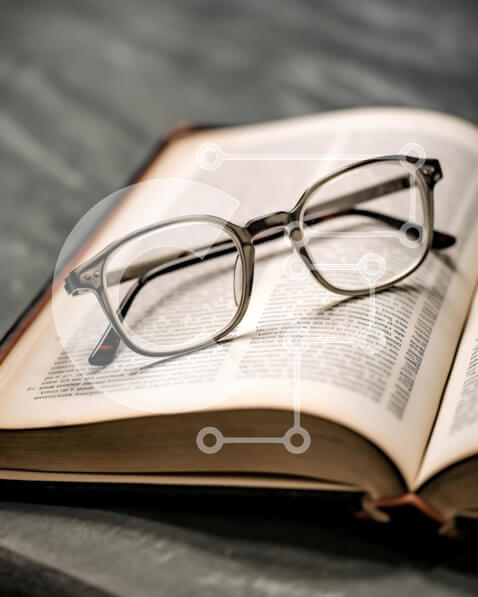 Intra Συλλεκτικό Ξύλινο Παζλ Plywood  4mm - Φωτογραφία ενός ανοιχτού βιβλίου με γυαλιά στην κορυφή Σε Ξύλινο Κουτί - Διαστάσεις Puzzle: 10x10 cm – 25 κομμάτια