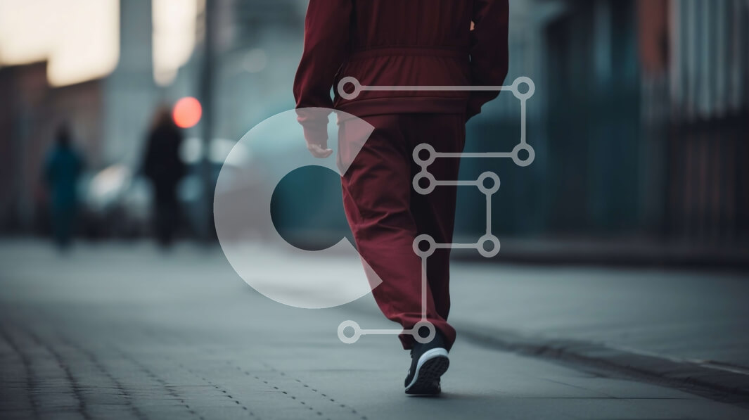 Intra Συλλεκτικό Ξύλινο Παζλ Plywood  4mm - Κόκκινη αθλητική φόρμα που περπατά στην οδό της πόλης στο σούρουπο Σε Ξύλινο Κουτί - Διαστάσεις Puzzle: 10x10 cm – 25 κομμάτια