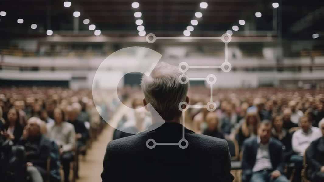 Intra Συλλεκτικό Ξύλινο Παζλ Plywood  4mm - Άτομο που δίνει μια ομιλία σε μια σκηνή μπροστά σε ένα μεγάλο κοινό Σε Ξύλινο Κουτί - Διαστάσεις Puzzle: 10x10 cm – 25 κομμάτια