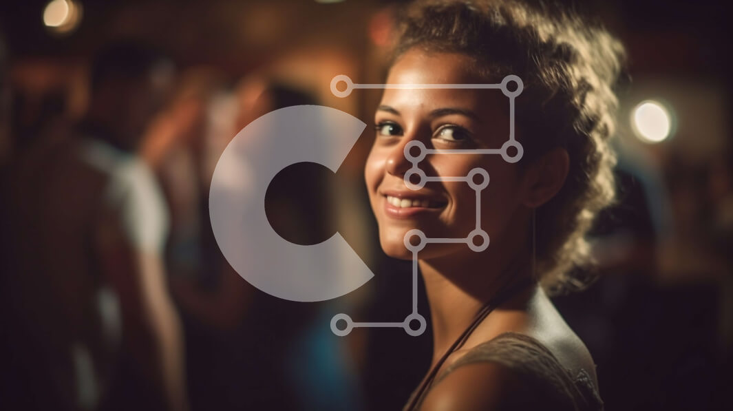 Intra Συλλεκτικό Ξύλινο Παζλ Plywood  4mm - Νεαρή γυναίκα που χαμογελά σε ένα γεμάτο δωμάτιο Σε Ξύλινο Κουτί - Διαστάσεις Puzzle: 10x10 cm – 25 κομμάτια