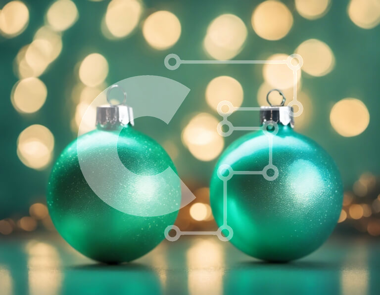 Intra Συλλεκτικό Ξύλινο Παζλ Plywood  4mm - Πράσινα χριστουγεννιάτικα στολίδια σε ένα τραπέζι με θολό φόντο Σε Ξύλινο Κουτί - Διαστάσεις: 10x10 cm – 25 κομμάτια