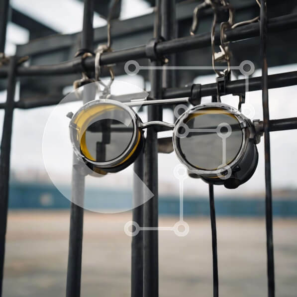 Intra Συλλεκτικό Ξύλινο Παζλ Plywood  4mm - Κίτρινα γυαλιά που κρέμονται σε μεταλλικό φράκτη Σε Ξύλινο Κουτί - Διαστάσεις Puzzle: 10x10 cm – 25 κομμάτια