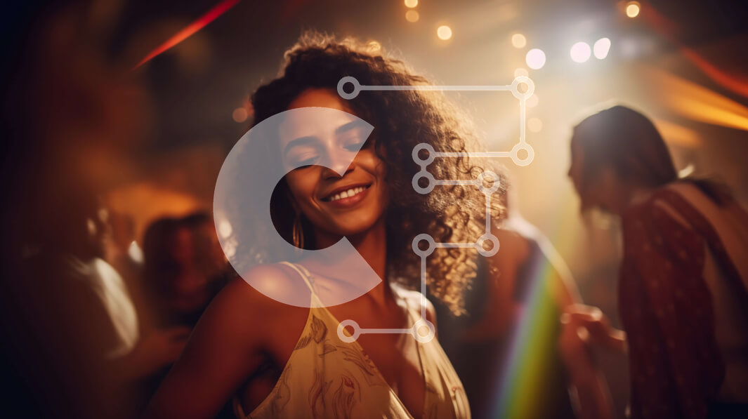 Intra Συλλεκτικό Ξύλινο Παζλ Plywood  4mm - Νεαρή γυναίκα που χορεύει σε ένα νυχτερινό πάρτι Σε Ξύλινο Κουτί - Διαστάσεις Puzzle: 10x10 cm – 25 κομμάτια