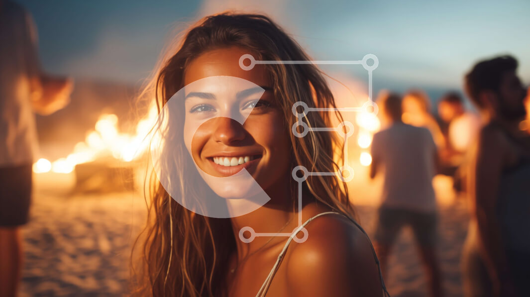 Intra Συλλεκτικό Ξύλινο Παζλ Plywood  4mm - Νεαρή γυναίκα που χαμογελά μπροστά από ένα ανοιχτό λάκκο πυρκαγιάς Σε Ξύλινο Κουτί - Διαστάσεις Puzzle: 10x10 cm – 25 κομμάτια