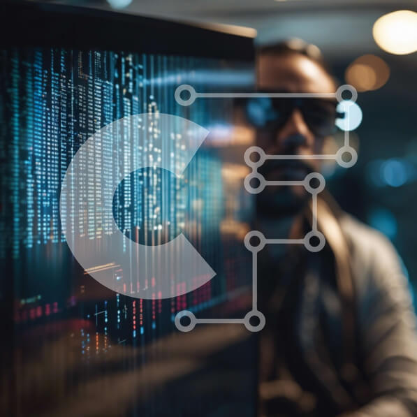 Intra Συλλεκτικό Ξύλινο Παζλ Plywood  4mm - Άτομο που κοιτάζει την οθόνη του υπολογιστή με τις γραμμές κώδικα Σε Ξύλινο Κουτί - Διαστάσεις Puzzle: 10x10 cm – 25 κομμάτια