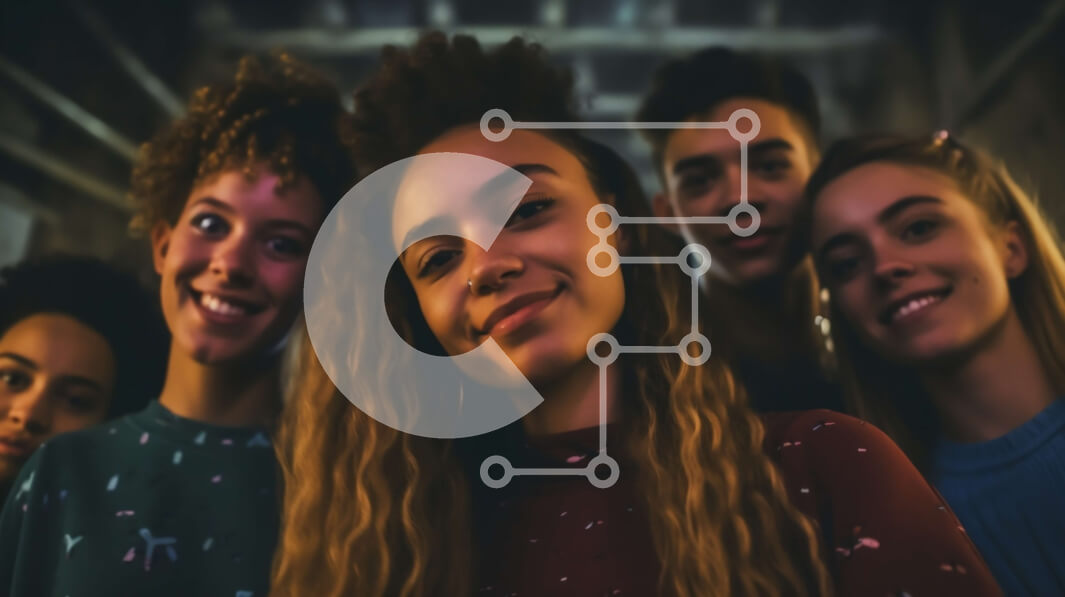 Intra Συλλεκτικό Ξύλινο Παζλ Plywood  4mm - Ομάδα νέων που χαμογελούν σε αμυδρά φωτισμένο δωμάτιο Σε Ξύλινο Κουτί - Διαστάσεις Puzzle: 10x10 cm – 25 κομμάτια