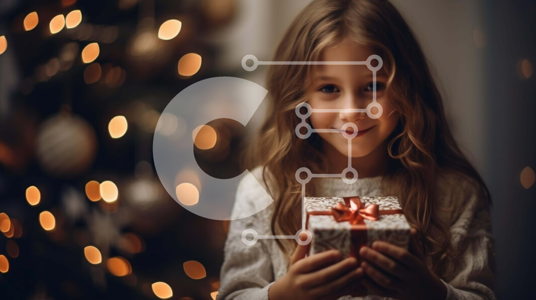 Intra Συλλεκτικό Ξύλινο Παζλ Plywood  4mm - Νεαρό κορίτσι που κρατά ένα κουτί δώρου μπροστά από ένα χριστουγεννιάτικο δέντρο Σε Ξύλινο Κουτί - Διαστάσεις: 10x10 cm – 25 κομμάτια