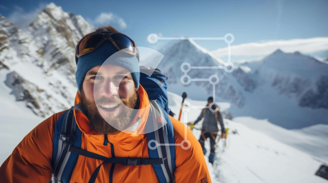 Intra Συλλεκτικό Ξύλινο Παζλ Plywood  4mm - Άνδρας που κάνει πεζοπορία στα χιονισμένα βουνά Σε Ξύλινο Κουτί - Διαστάσεις Puzzle: 10x10 cm – 25 κομμάτια