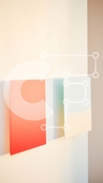 Intra Συλλεκτικό Ξύλινο Παζλ Plywood  4mm - Πολύχρωμο αφηρημένο έργο τέχνης σε έναν λευκό τοίχο Σε Ξύλινο Κουτί - Διαστάσεις Puzzle: 10x10 cm – 25 κομμάτια