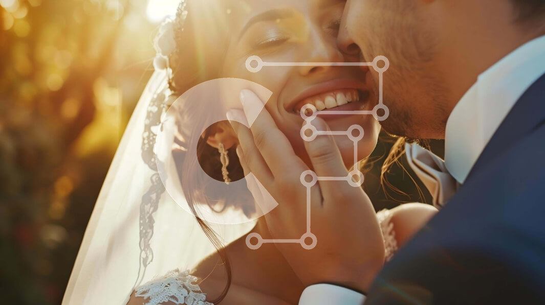 Intra Συλλεκτικό Ξύλινο Παζλ Plywood  4mm - Νεόνυμφο ζευγάρι αγκαλιάζεται και φιλιέται στο μάγουλο Σε Ξύλινο Κουτί - Διαστάσεις Puzzle: 10x10 cm – 25 κομμάτια