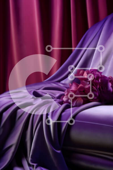 Intra Συλλεκτικό Ξύλινο Παζλ Plywood  4mm - Κομψός μωβ βελούδινος καναπές με ροζ τριαντάφυλλο σε φόντο κόκκινη κουρτίνα Σε Ξύλινο Κουτί - Διαστάσεις Puzzle: 10x10 cm – 25 κομμάτια