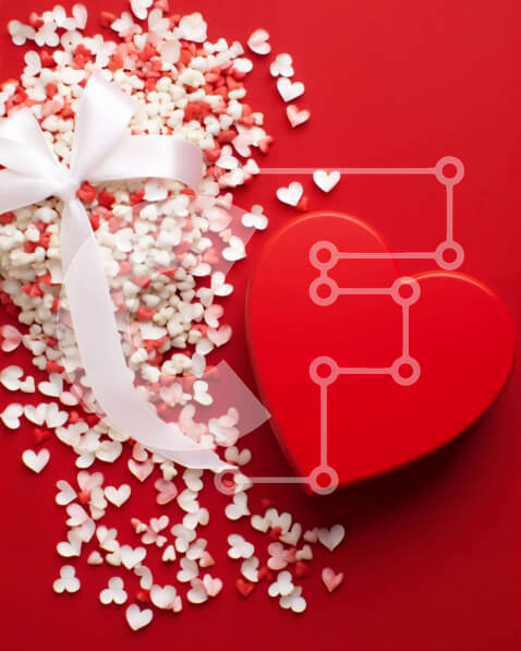 Intra Συλλεκτικό Ξύλινο Παζλ Plywood  4mm - Κόκκινο κουτί σε σχήμα καρδιάς με καραμέλες σε κόκκινο φόντο Σε Ξύλινο Κουτί - Διαστάσεις Puzzle: 10x10 cm – 25 κομμάτια