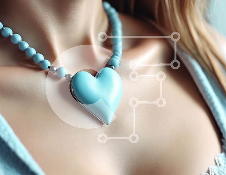 Intra Συλλεκτικό Ξύλινο Παζλ Plywood  4mm - Κοντινό πλάνο του γυναικείου λαιμού με μπλε κολιέ καρδιά Σε Ξύλινο Κουτί - Διαστάσεις Puzzle: 10x10 cm – 25 κομμάτια