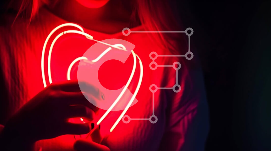 Intra Συλλεκτικό Ξύλινο Παζλ Plywood  4mm - Γυναίκα που κρατά φωτισμένο φως νέον σε σχήμα καρδιάς Σε Ξύλινο Κουτί - Διαστάσεις: 10x10 cm – 25 κομμάτια