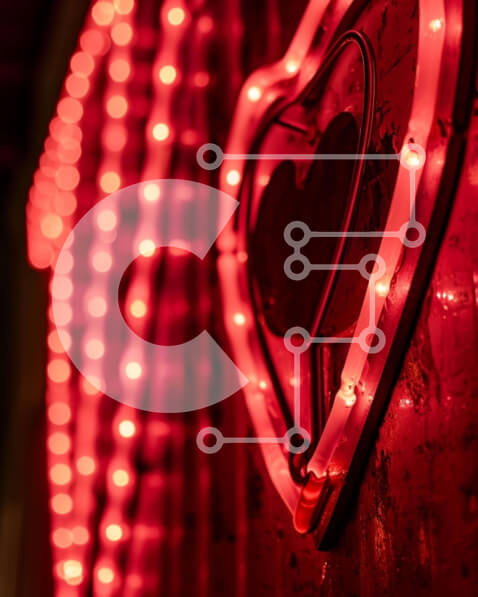 Intra Συλλεκτικό Ξύλινο Παζλ Plywood  4mm - Κόκκινο φως νέον σε σχήμα καρδιάς στο φόντο Σε Ξύλινο Κουτί - Διαστάσεις Puzzle: 10x10 cm – 25 κομμάτια