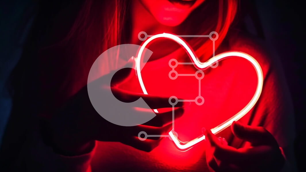 Intra Συλλεκτικό Ξύλινο Παζλ Plywood  4mm - Γυναίκα με φωτεινή πινακίδα νέον σε σχήμα καρδιάς Σε Ξύλινο Κουτί - Διαστάσεις Puzzle: 10x10 cm – 25 κομμάτια