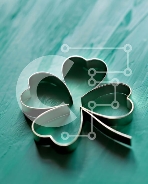 Σετ των 2 Intra Συλλεκτικό Ξύλινο Παζλ Plywood  4mm - Κόφτες μπισκότων σε σχήμα τριφυλλιού σε πράσινη επιφάνεια Σε Ξύλινο Κουτί - Διαστάσεις: 10x10 cm – 25 κομμάτια