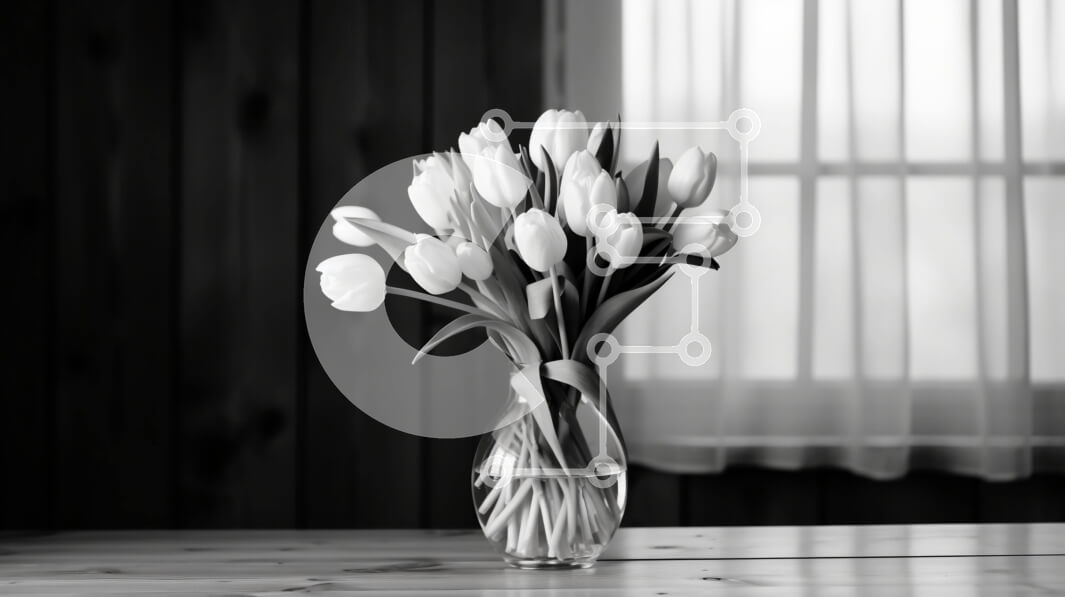 Intra Συλλεκτικό Ξύλινο Παζλ Plywood  4mm - Ασπρόμαυρες τουλίπες σε βάζο από ανοιχτό παράθυρο Σε Ξύλινο Κουτί - Διαστάσεις: 10x10 cm – 25 κομμάτια