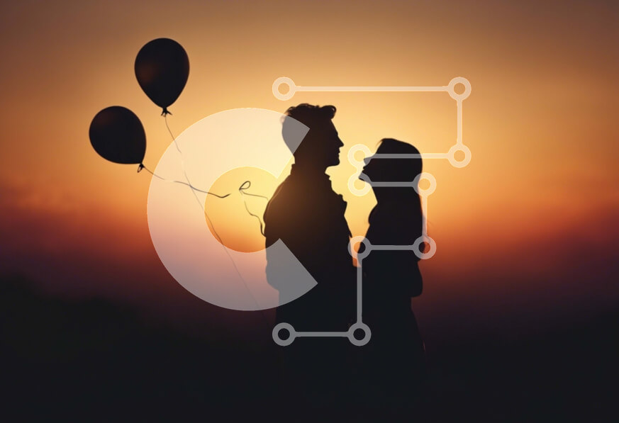 Intra Συλλεκτικό Ξύλινο Παζλ Plywood  4mm - Ρομαντικό ζευγάρι που κρατά μπαλόνια στο ηλιοβασίλεμα Σε Ξύλινο Κουτί - Διαστάσεις Puzzle: 10x10 cm – 25 κομμάτια